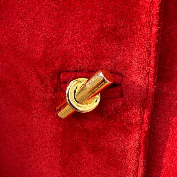 Stunning Vintage 90s Danier red suede coat w/ gold toggles - Picture 7 of 14